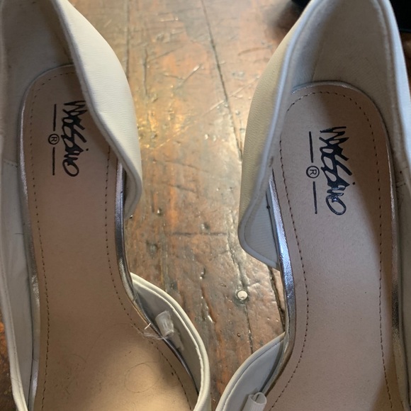 White pumps size 7 - Picture 3 of 3